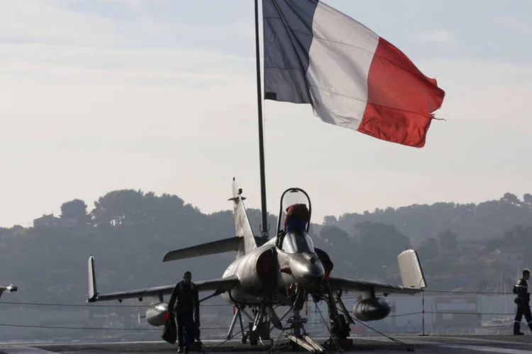 
	Charles de Gaulle: porta-avi&otilde;es, que tem 26 ca&ccedil;as a bordo, duplicar&aacute; o potencial militar da Fran&ccedil;a na regi&atilde;o
 (Jean-Paul Pelissier / Reuters)