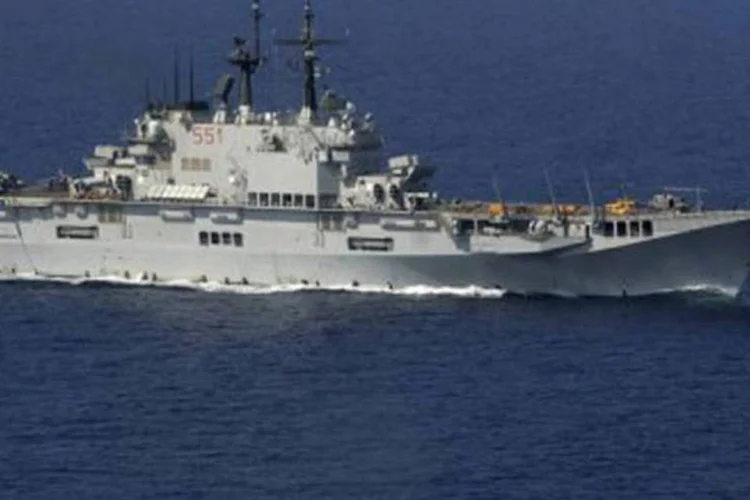 O porta-aviões Garibaldi em ação no Mar Mediterrâneo: ele será substituído por um navio menor
 (Marcello Paternostro/AFP)