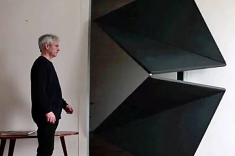 Designer austríaco Klemens Torggler abre porta que inventou (Reprodução / YouTube)