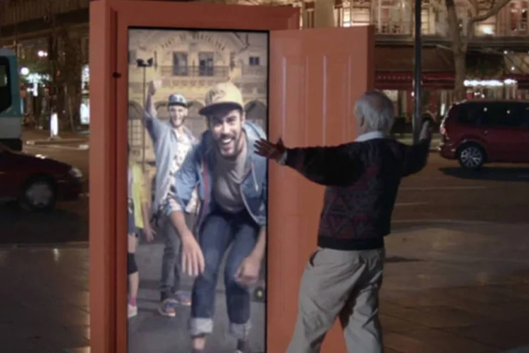 Porta que conecta cidades europeias: quem abria a porta na praça, se deparava com uma tela ao vivo mostrando pessoas em outra cidade (Reprodução)