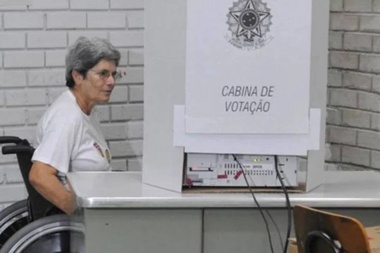 Cadeirante em seção eleitoral: R$ 40 mi do orçamento foram para almoço dos mesários (Valter Campanato/AGÊNCIA BRASIL)