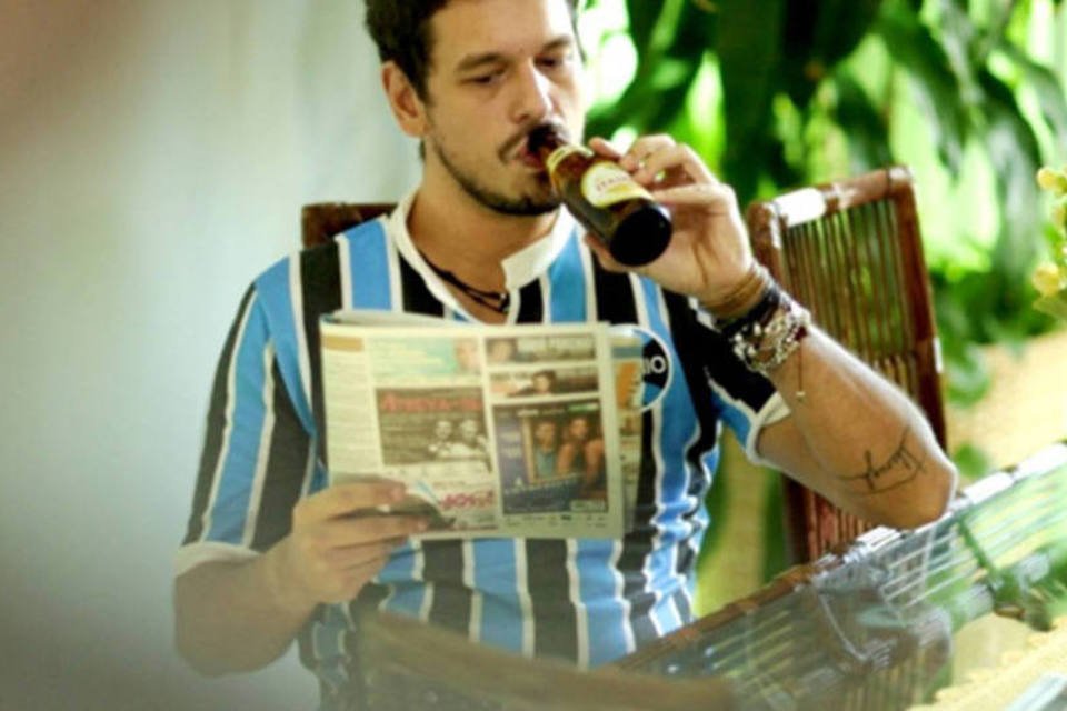 Cerveja Itaipava aparecendo em trecho do vídeo do grupo Porta dos Fundos em uma ação de product placement (Reprodução)