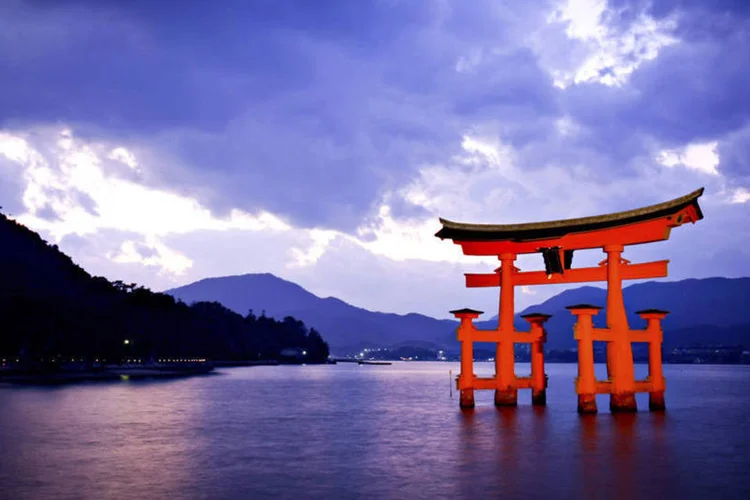 Portal xintoísta em Miyajima no Japão: país está selecionando brasileiros para oferecer bolsas de estudo (Thinkstock)