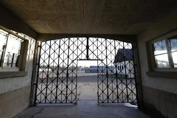 Portão principal do campo de concentração de Dachau sem a porta roubada: portão de ferro fundido mede 1,90cm por 95cm (Michael Dalder/Reuters)