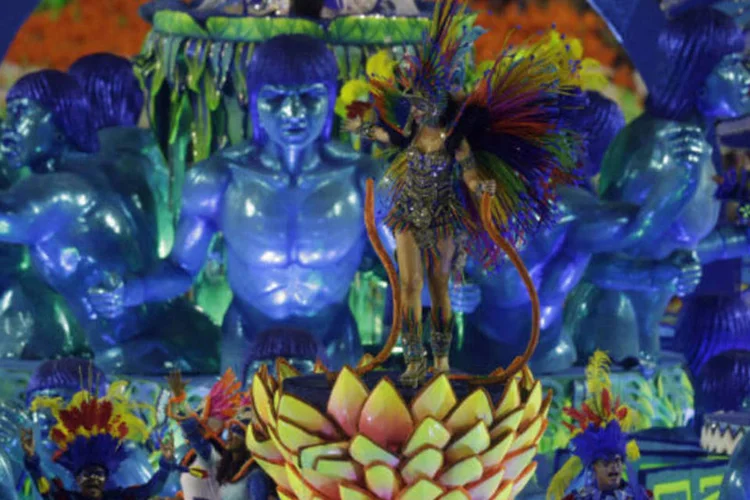 Carro alegórico da escola de samba Portela, que homenageou o bairro de Madureira no carnaval do Rio de Janeiro (REUTERS/Ricardo Moraes)