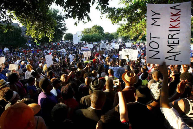 
	Manifestantes protestam contra viol&ecirc;ncia policial no Texas
 (REUTERS/Mike Stone)