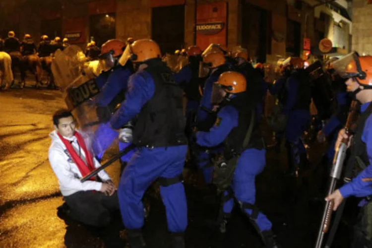 
	Nas &uacute;ltimas tr&ecirc;s manifesta&ccedil;&otilde;es, foram registradas 106 deten&ccedil;&otilde;es na capital ga&uacute;cha. Ningu&eacute;m permanece preso, mas pelo menos 15 suspeitos ser&atilde;o indiciados por agress&otilde;es, depreda&ccedil;&otilde;es, furto e roubo
 (REUTERS/Edison Vara)
