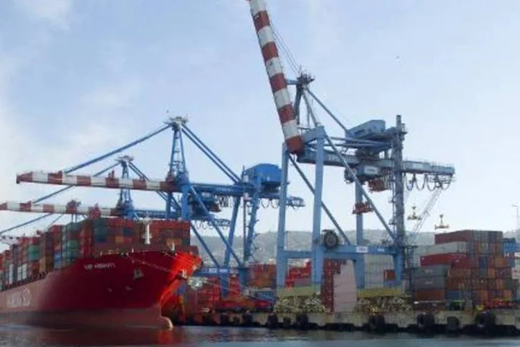 Porto de Valparaíso, Chile, um dos mais importantes da América do Sul: economia latina crescerá apenas 1,1% em 2014 (Claudio Reyes/AFP)