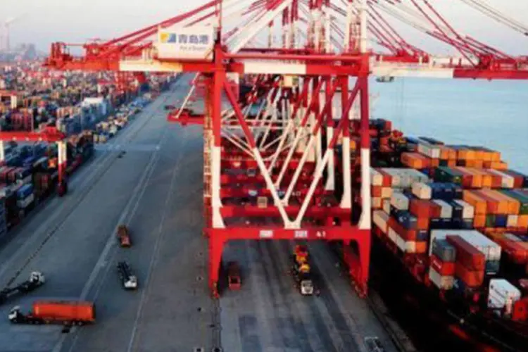 O porto de Qingdao port, na província de Shandong, é um dos mais importantes para o comércio chinês
 (AFP)
