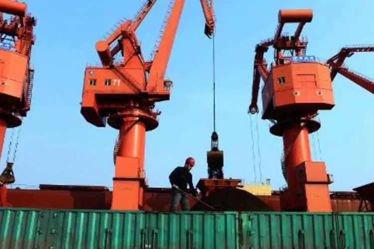 China: estatísticas confirmam a fragilidade de um dos tradicionais motores de crescimento do gigante asiático, líder mundial do comércio de bens manufaturados (STR/AFP)