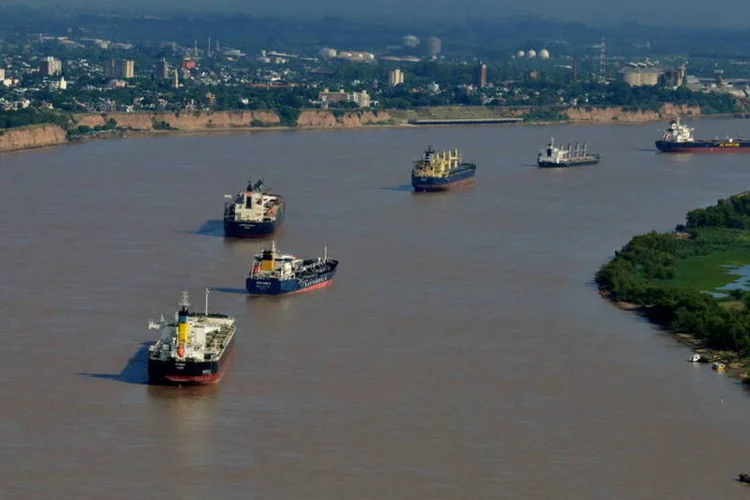 
	Navios no Rio Paran&aacute;: obras de melhorias da hidrovia Tiet&ecirc;-Paran&aacute; incluem a constru&ccedil;&atilde;o de um novo terminal no Tiet&ecirc; na regi&atilde;o de Ara&ccedil;atuba
 (Diego Giudice/Bloomberg News)