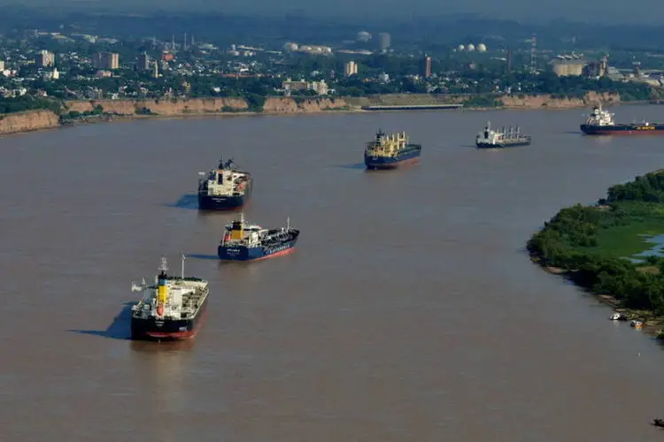 Navios no Rio Paraná aguardam para serem carregados no Porto de Rosário (Diego Giudice/Bloomberg News)
