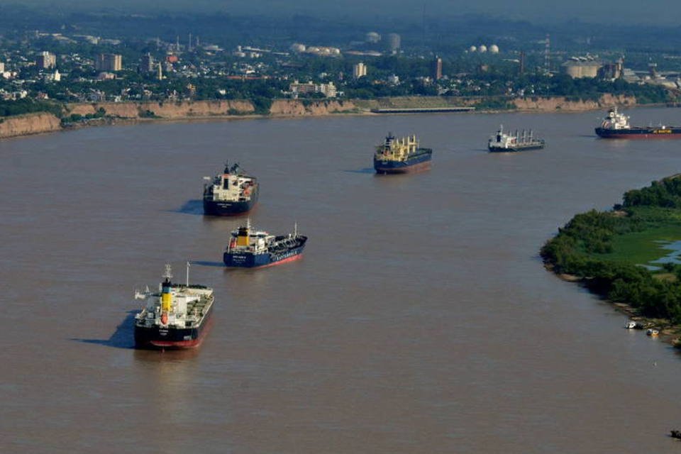 Uma pessoa morreu e outras quatro estão desaparecidas após o naufrágio de um barco no qual navegavam no rio Paraná (Diego Giudice/Bloomberg)