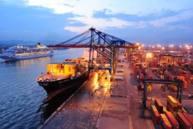 Câmbio valorizado prejudica as exportações e favorece as importações (.)