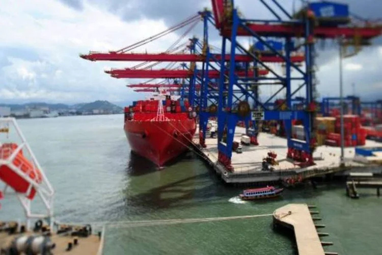
	Terminal com gr&atilde;os de soja no Porto de Santos: governo quer construir e ampliar terminais portu&aacute;rios
 (Germano Luders/EXAME)