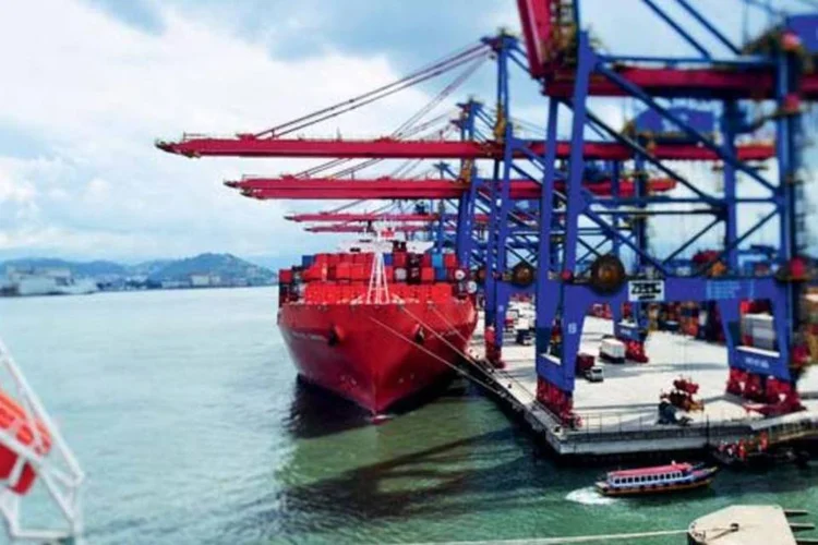
	Navio no porto de Santos: Vale afirma que venda de ativos elimina riscos de propriedade e opera&ccedil;&atilde;o
 (Germano Lüders/EXAME.com)