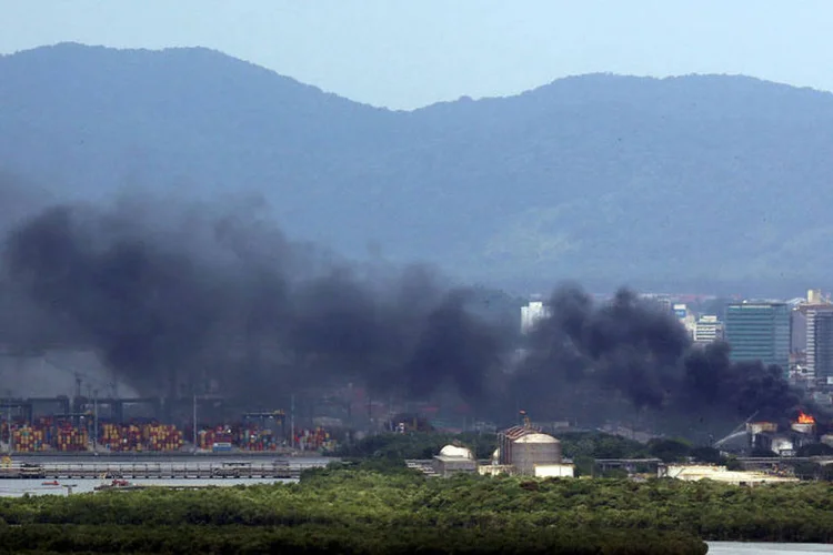 
	Inc&ecirc;ndio no porto de Santos: a pol&iacute;cia e a concession&aacute;ria da rodovia que d&aacute; acesso a Santos est&atilde;o bloqueando a chegada de caminh&otilde;es &agrave; margem direita do porto
 (REUTERS/Paulo Whitaker)
