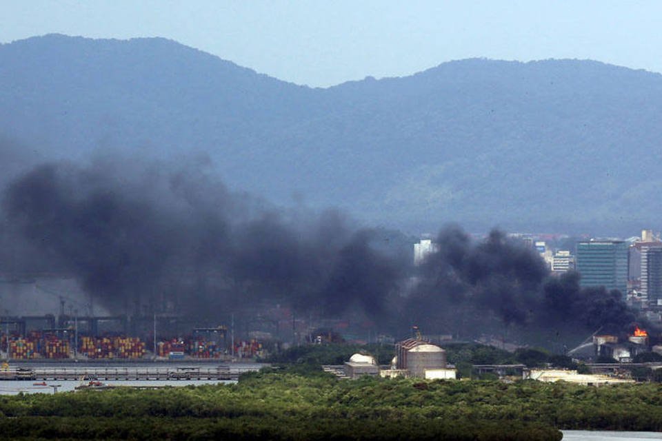 Incêndio no porto de Santos entra no 6º dia com bloqueios