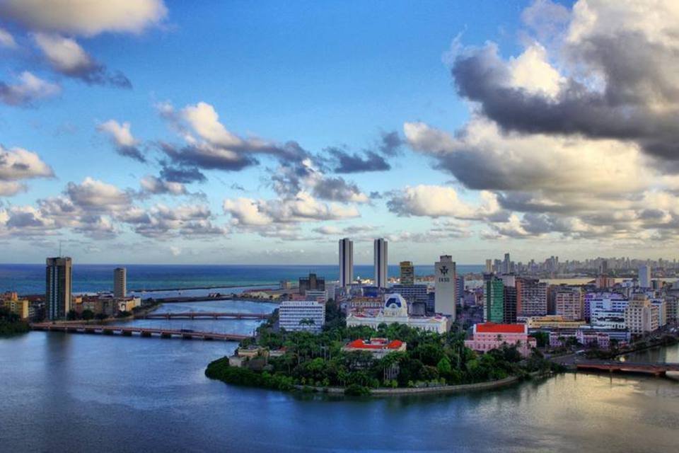 
	Vista do Porto Digital, no bairro do Recife Antigo, na capital pernambucana, &eacute; o maior parque tecnol&oacute;gico do Brasil e refer&ecirc;ncia mundial na produ&ccedil;&atilde;o de softwares.
 (WikimediaCommons/Américo Nunes)