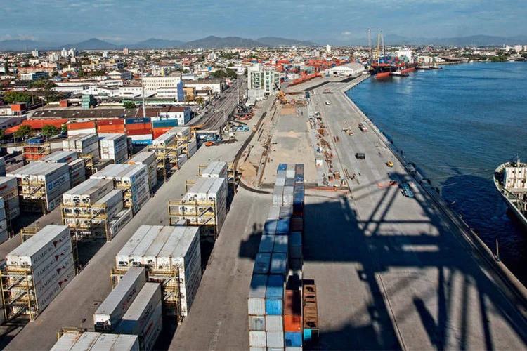 
	Porto de Itaja&iacute;: alfandegamento &eacute; a autoriza&ccedil;&atilde;o, por parte da Receita Federal, para estacionamento ou tr&acirc;nsito de ve&iacute;culos procedentes do exterior ou destinados ao exterior
 (Ernesto Reghran / VOCÊ S/A)