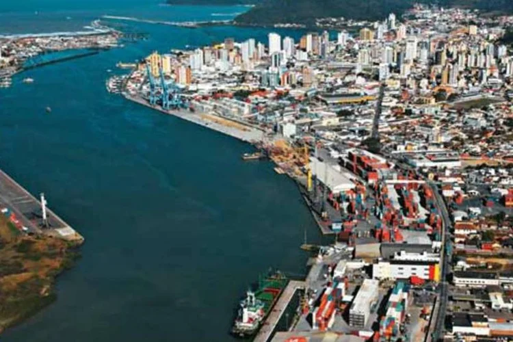 
	Foz do rio Itaja&iacute; (SC): aqui, um porto p&uacute;blico, o de Itaja&iacute;, e um privado, o Portonave, concorrem lado a lado
 (Flávio Berger/Exame)