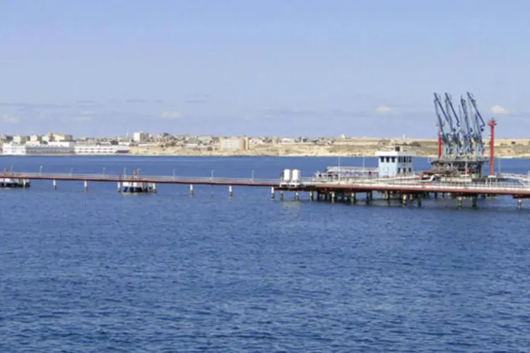 
	Porto de petr&oacute;leo na L&iacute;bia: em julho, governo fechou acordo com rebeldes para reabrir portos
 (Reuters)