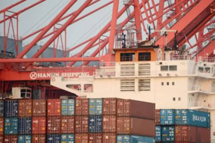 Contêineres são empilhados durante a greve no porto de Los Angeles: os portos de L.A. e de Long Beach recebem 40% das importações dos Estados Unidos por via marítima
 (Robyn Beck/AFP)