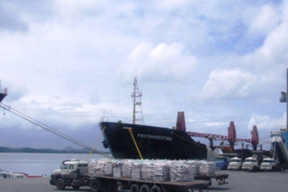 Paranaguá: com bloqueios, volume de cargas que entram no porto cai