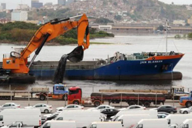 Embarque em navios no porto do Rio de Janeiro, destinados à exportação (Antonio Scorza/AFP)