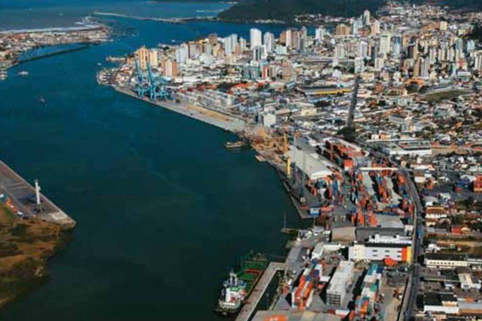 Após chuvas, Porto de Itajaí fica fora de operação