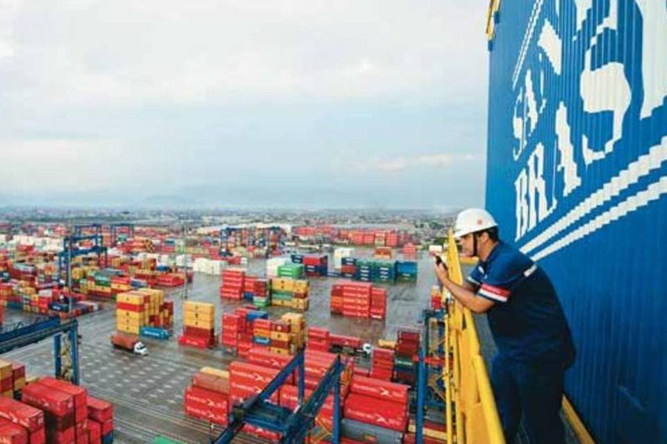 Greve ainda afeta operações no porto de Santos