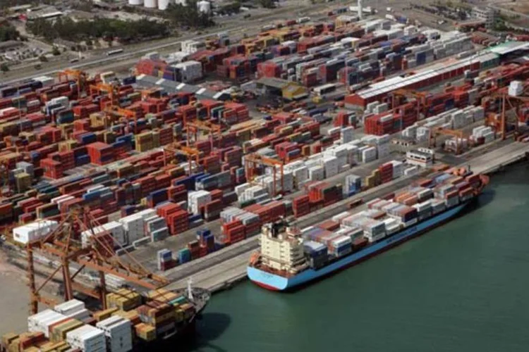 
	Complexo portu&aacute;rio e Industrial de Suape: em Pernambuco, petroleiros trabalham na Petroqu&iacute;mica Suape, no terminal aquavi&aacute;rio da Transpetro e na Refinaria Abreu e Lima
 (Laílson Santos/VEJA)