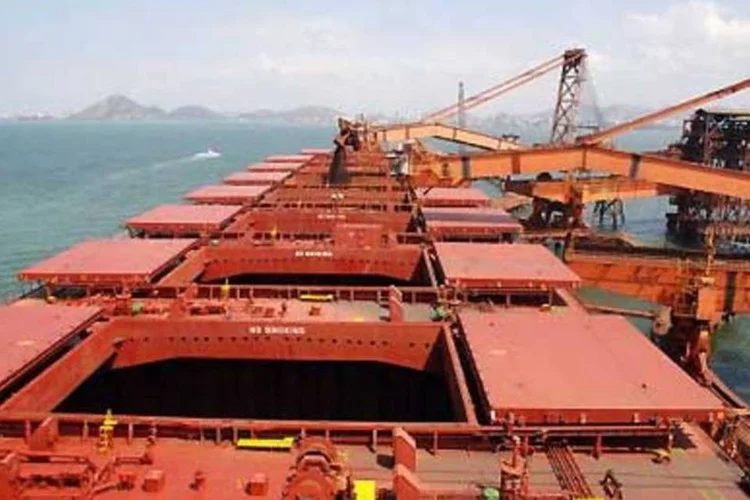 
	Porto de Tubar&atilde;o: Vale &eacute; multada por poluir o porto, menos de um m&ecirc;s depois de interdi&ccedil;&atilde;o que impediu a exporta&ccedil;&atilde;o de 200 mil toneladas de min&eacute;rio de ferro por dia
 (.)