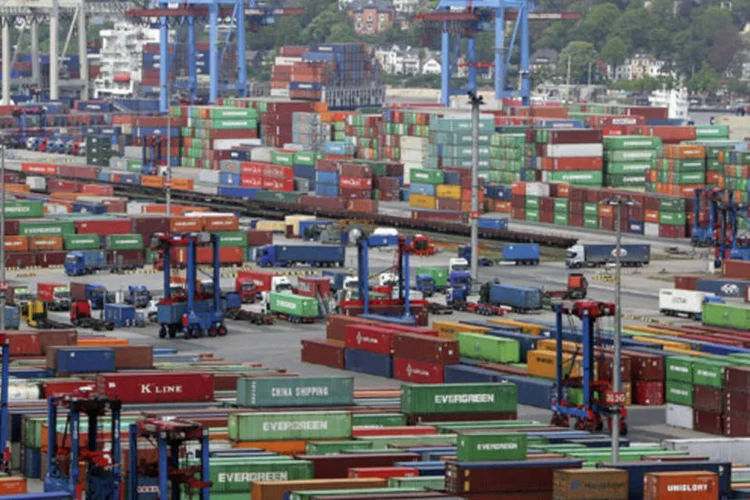 
	Cont&ecirc;iners no porto de Hamburgo, na Alemanha: super&aacute;vit comercial foi de &euro; 10,4 bilh&otilde;es em fevereiro
 (Andreas Rentz/Getty Images)