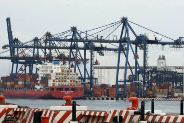 
	O super&aacute;vit, que reduziu o d&eacute;ficit comercial acumulado na primeira metade do ano para US$ 1,86 bilh&atilde;o, superou a previs&atilde;o dos economistas para junho, de d&eacute;ficit de US$ 332 milh&otilde;es
 (Susana Gonzalez/Bloomberg)