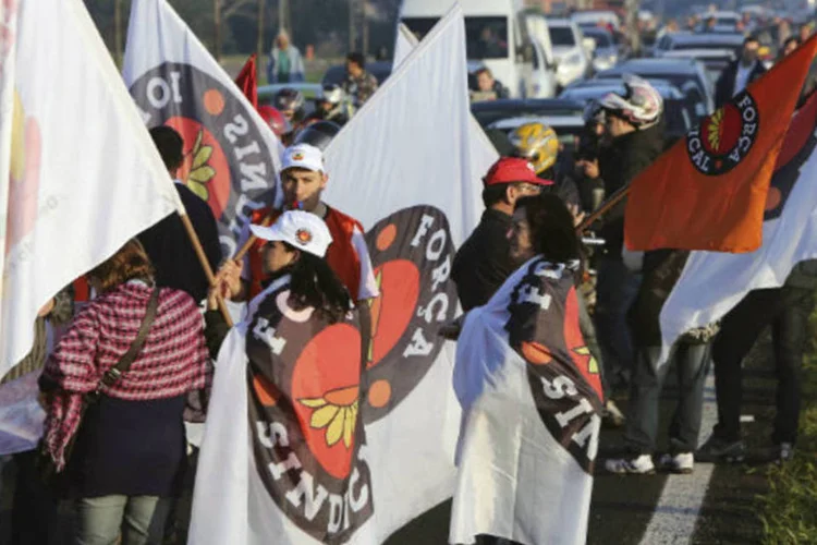 Membros de sindicatos bloqueiam uma rodovia no Dia Nacional de Lutas, em Porto Alegre, nesta quinta-feira (Edison Vara/Reuters)