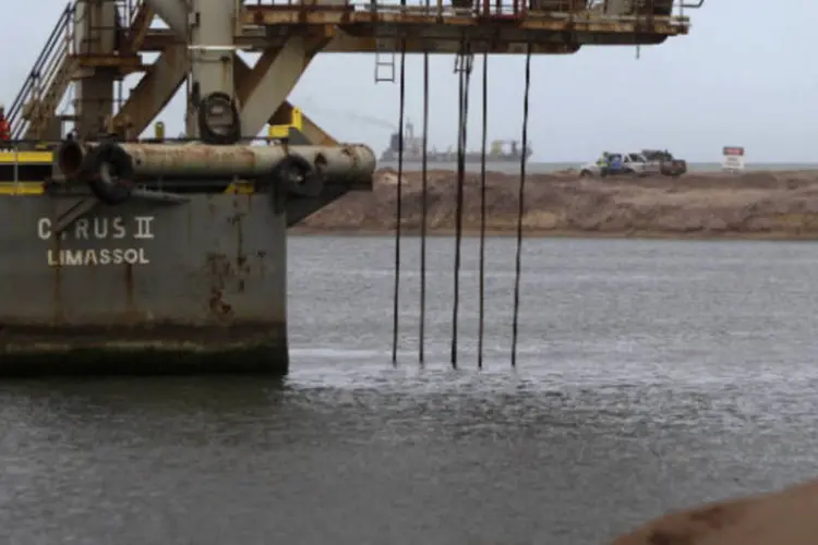 
	Constu&ccedil;&atilde;o do Porto de A&ccedil;u: terminal realizou o primeiro embarque de min&eacute;rio de ferro h&aacute; um m&ecirc;s
 (Ricardo Moraes/Reuters)