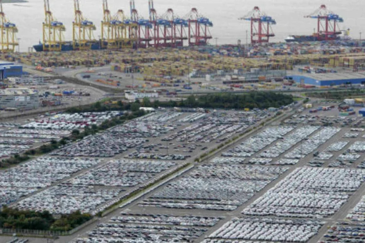 
	Carros para exporta&ccedil;&atilde;o s&atilde;o vistos em p&aacute;tio de porto na Alemanha: exporta&ccedil;&otilde;es para o resto do mundo cresceram 9% em abril, enquanto as importa&ccedil;&otilde;es subiram apenas 1%
 (REUTERS/Fabian Bimmer)