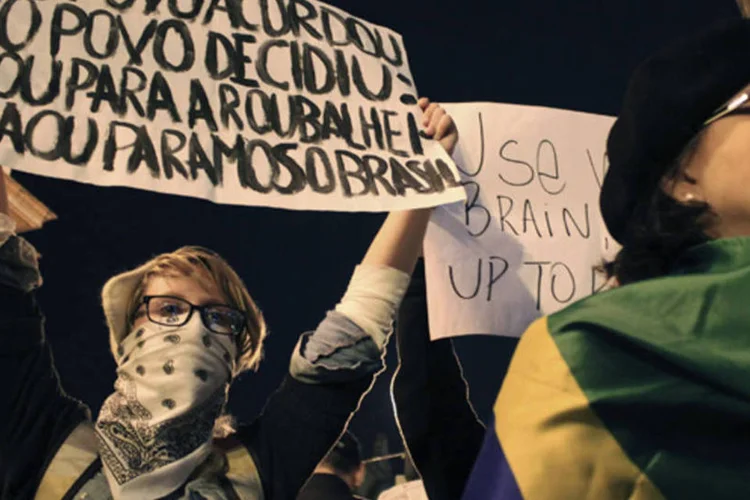
	Manifestante: &quot;A pessoa n&atilde;o ser&aacute; presa. Ela ser&aacute; liberada ap&oacute;s a identifica&ccedil;&atilde;o criminal e poder&aacute; voltar para a manifesta&ccedil;&atilde;o usando a m&aacute;scara&quot;, explicou o promotor D&eacute;cio Gomes
 (REUTERS/Gustavo Vara)