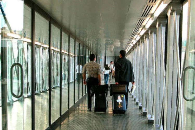 
	Passageiros carregam bagagens em corredor do Aeroporto de Porto Alegre: esse n&uacute;mero &eacute; 9,84% maior que o registrado na Semana Santa de 2013
 (Infraero/Divulgação)