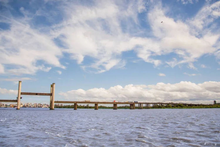 
	Gua&iacute;ba: rio de Porto Alegre passa pela 2&ordf; maior cheia j&aacute; registrada na hist&oacute;ria
 (Embratur/Fotos Públicas)