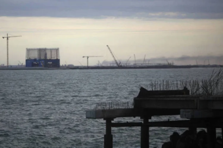 
	Constru&ccedil;&atilde;o em curso do projeto de US$ 2 bilh&otilde;es do porto de A&ccedil;u, de Eike Batista, em S&atilde;o Jo&atilde;o da Barra, no Rio de Janeiro
 (Ricardo Moraes/Reuters)