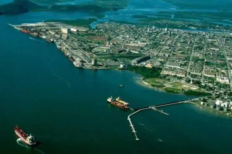
	Com a nova dragagem, o canal de acesso ao porto de Paranagu&aacute;, chamado canal da Galheta, passar&aacute; a ter 16 metros de profundidade
 (Wikimedia Commons)