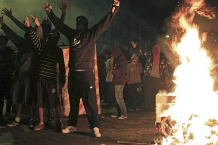 Manifestantes fazem barricada de fogo em Porto Alegre: a expectativa é que o serviço de limpeza urbana seja regularizado até o fim do dia, inclusive com a recolocação dos 80 contêineres que foram retirados das ruas preventivamente. (REUTERS/Gustavo Vara)