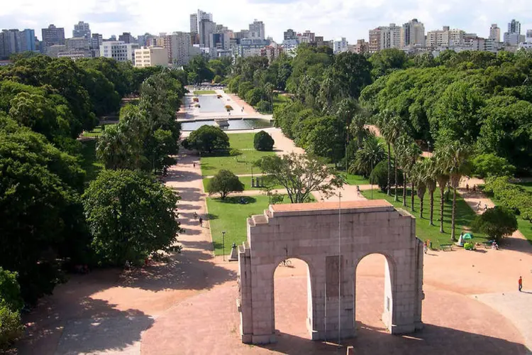 
	Porto Alegre, capital do RS: em crise financeira, o Rio Grande do Sul estima faltar R$ 5,4 bilh&otilde;es para fechar as contas em 2015
 (Ricardo Stricher/Arquivo PMPA)