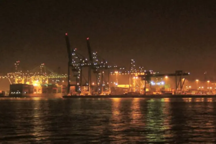 Porto de Roterdã, que serve de entrada para 40% das exportações brasileiras para a União Européia (Wikimedia Commons)
