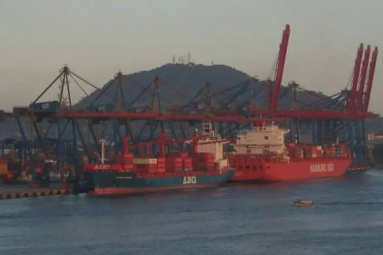 Porto de Santos: importações não param de crescer (Wikimedia Commons)