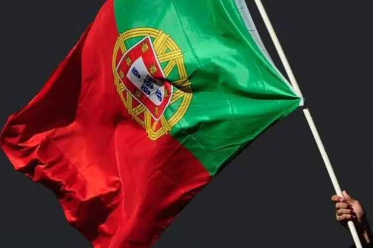 
	Bandeira de Portugal: o pa&iacute;s sofre com a crise econ&ocirc;mica na zona do euro e por causa da perda de confian&ccedil;a no mercado financeiro internacional
 (Jamie McDonald/Getty Images)