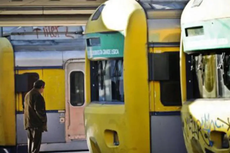 O transporte ferroviário foi um dos afetados pela greve, cujo objetivo é protestar contra as medidas de austeridade impostas pelo governo em troca de uma ajuda financeira (Patricia de Melo Moreira/AFP)