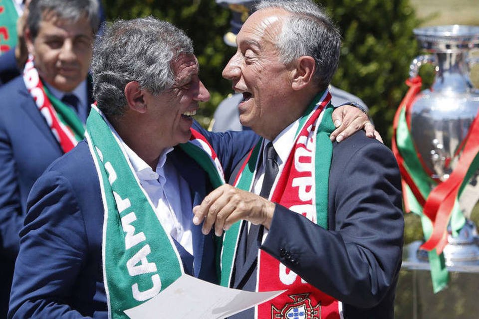 Presidente de Portugal condecora seleção após título